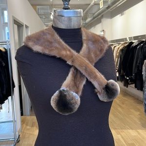 Cross Cross Pom Collar